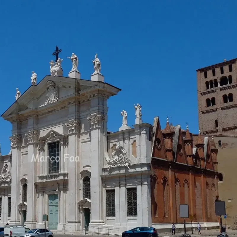 La Cattedrale di San Pietro apostolo è il cardine della vita religiosa mantovana ed è una delle attrazioni da visitare a Mantova