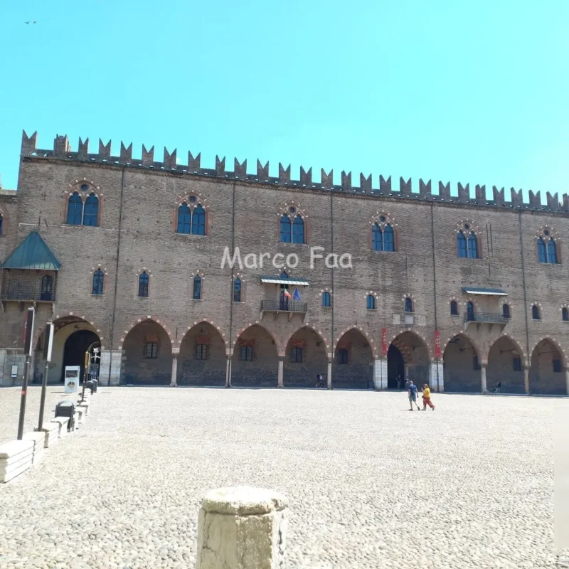 Palazzo Ducale è la maestosa residenza dei Gonzaga ed è un'attrazione da visitare a Mantova, oltre che il più grande e spettacolare dei musei da vedere a Mantova!