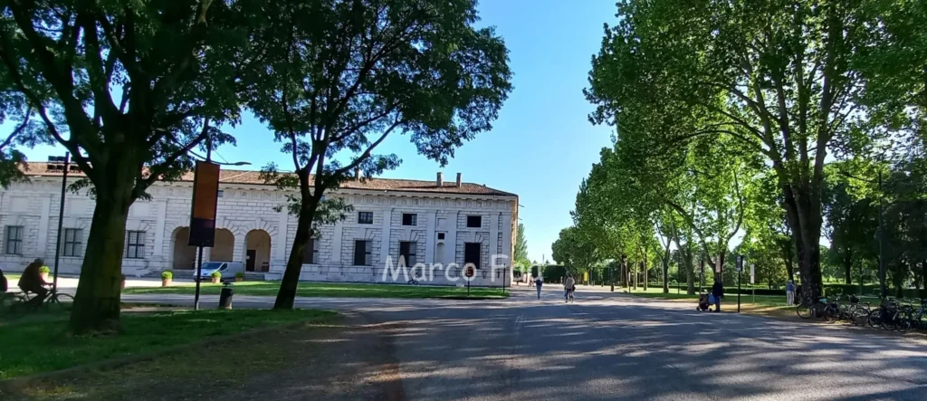 Il sontuoso Palazzo Te voluto dai Gonzaga non è solo uno dei Musei da vedere a Mantova, ma uno dei più spettacolari edifici nobiliari!