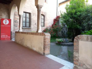 La Casa di Rigoletto si trova dove si ritiene fosse ambientata l'opera lirica Rigoletto, ospita l'ufficio turismo e mostre temporanee ed è un'attrazione da visitare a Mantova