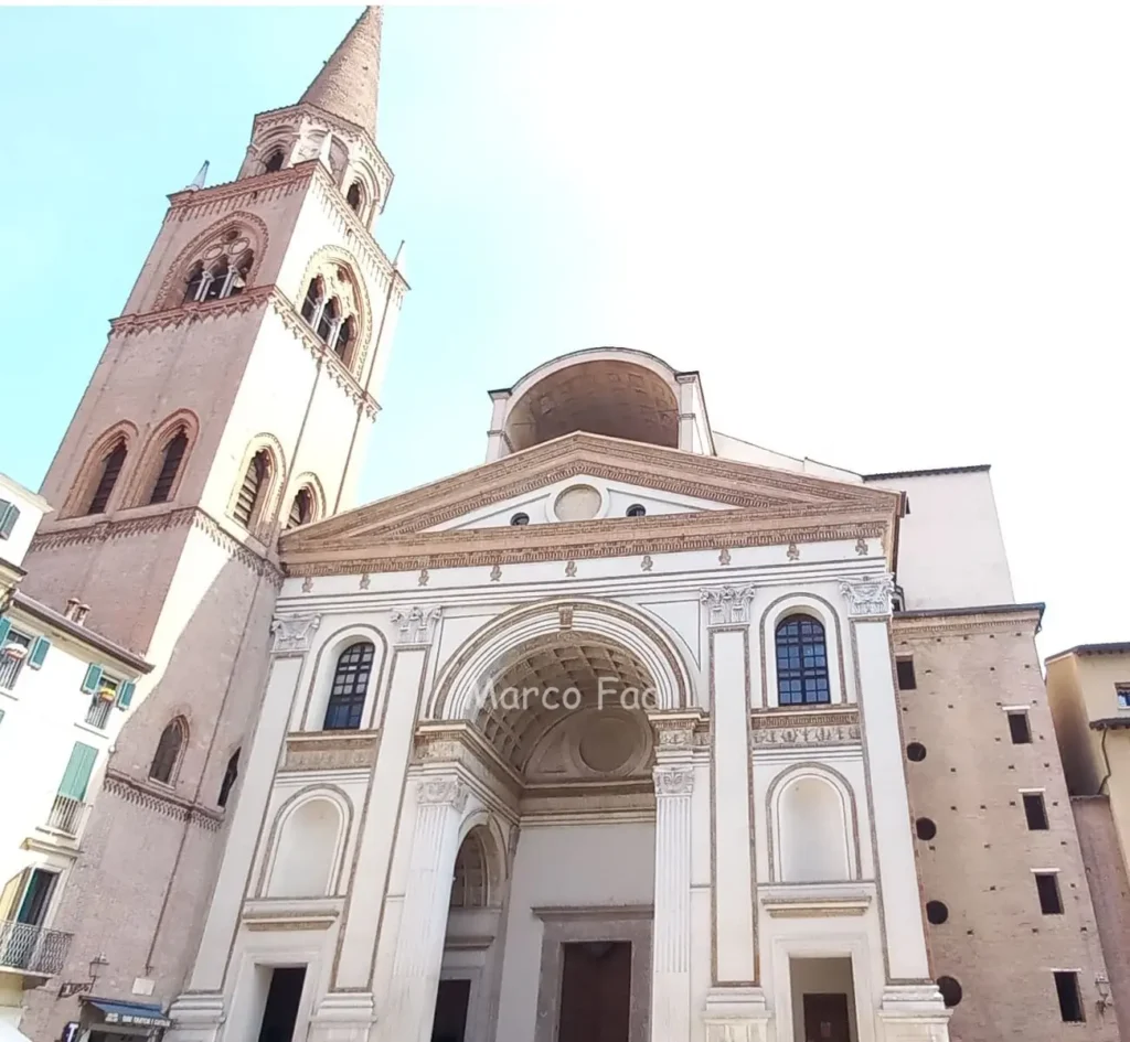 La basilica concattedrale di Sant'Andrea apostolo è una spettacolare basilica, è uno dei pochissimi posti a ospitare l'unica reliquia fisica di Gesù che si conosca (il Preziosissimo Sangue) ed è un'attrazione da visitare a Mantova