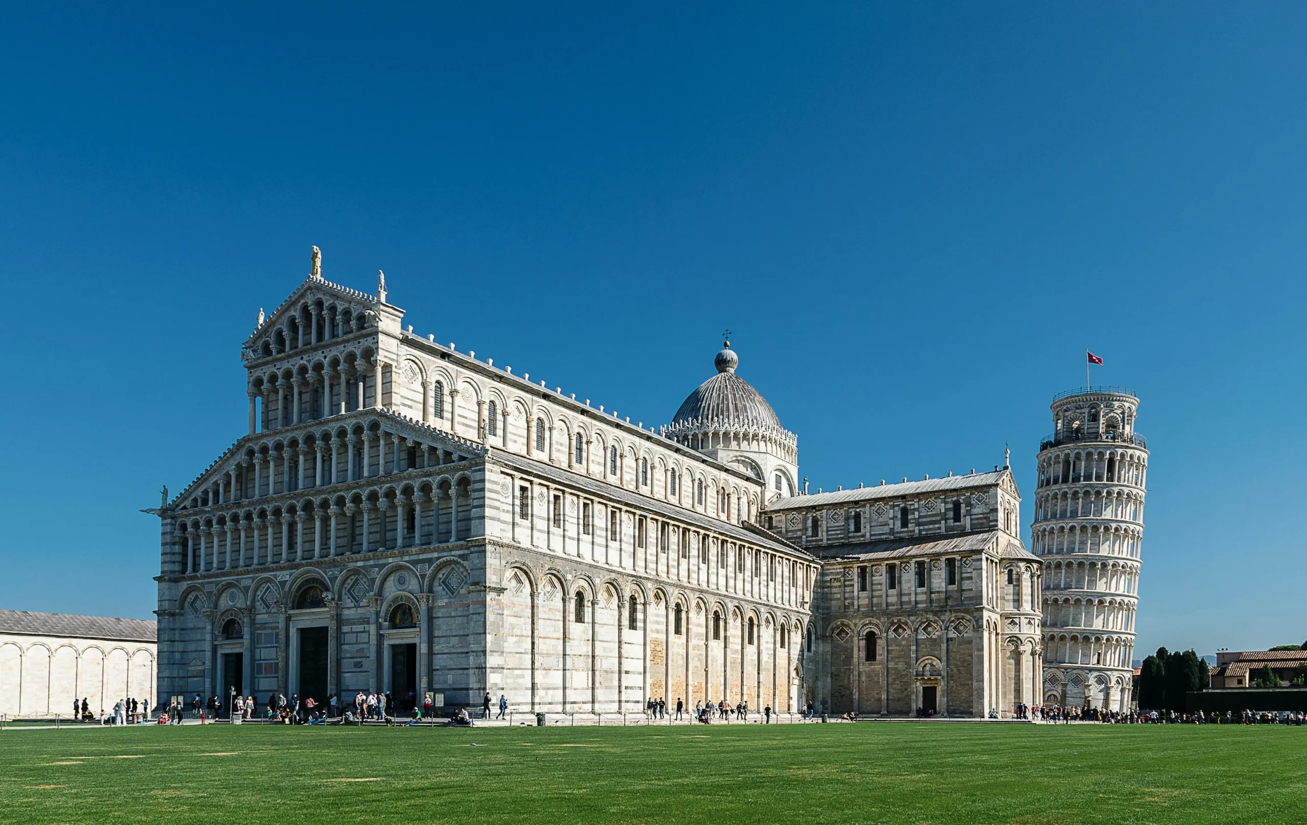 La Piazza dei Miracoli con la Torre di Pisa: un Miracolo Inclinato da oltre 650 anni!