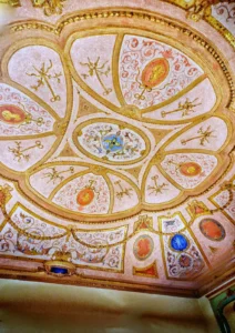 Magnifico affresco sul soffitto della sala dei Cammei a Palazzo Tornielli