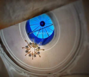 Candelabro estremamente decorato e dettagliato che pende dal soffitto dello scalone ottocentesco di palazzo Tornielli