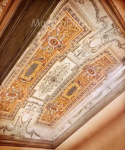Affresco estremamente dettagliato sul soffitto della sala neomedioevale di palazzo Tornielli