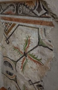 Frammento di affresco settecentesco trovato per caso in un salone di palazzo Tornielli