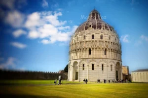Il battistero rappresenta il lato ovest della piazza dei miracoli e in esso si viene accolti da un'atmosfera sacra e suggestiva, con affreschi e decorazioni che narrano la storia della fede e della città stessa!
