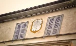 Orologio solare nel cortile di palazzo Tornielli