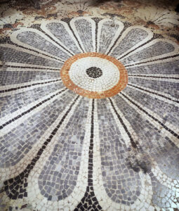 Fantastico mosaico pavimentale originale nella sala neorinascimentale di palazzo Tornielli