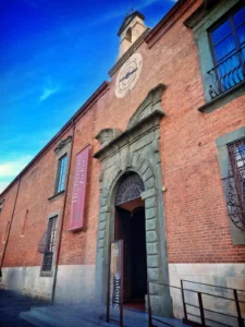 Il museo delle sinopie chiude il lato sud della piazza dei miracoli e custudisce con cura le sinopie degli affreschi rinvenute nel camposanto dopo un incendio