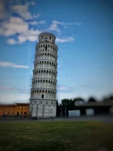 La Torre di Pisa è lo spettacolare miracolo inclinato che attira milioni di persone da tutto il mondo in piazza dei miracoli