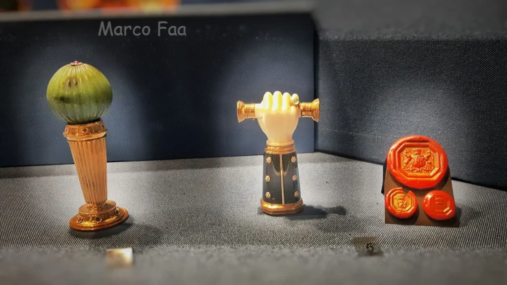 Tre suggestivi sigilli esposti al Museo del Sigillo della Spezia, una delle tappe del percorso per visitare La Spezia!