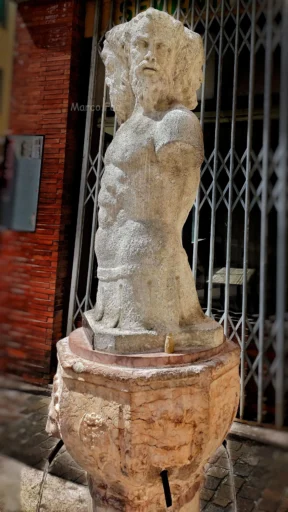 Dettaglio della Fontana Dei Tre Visi di Treviso